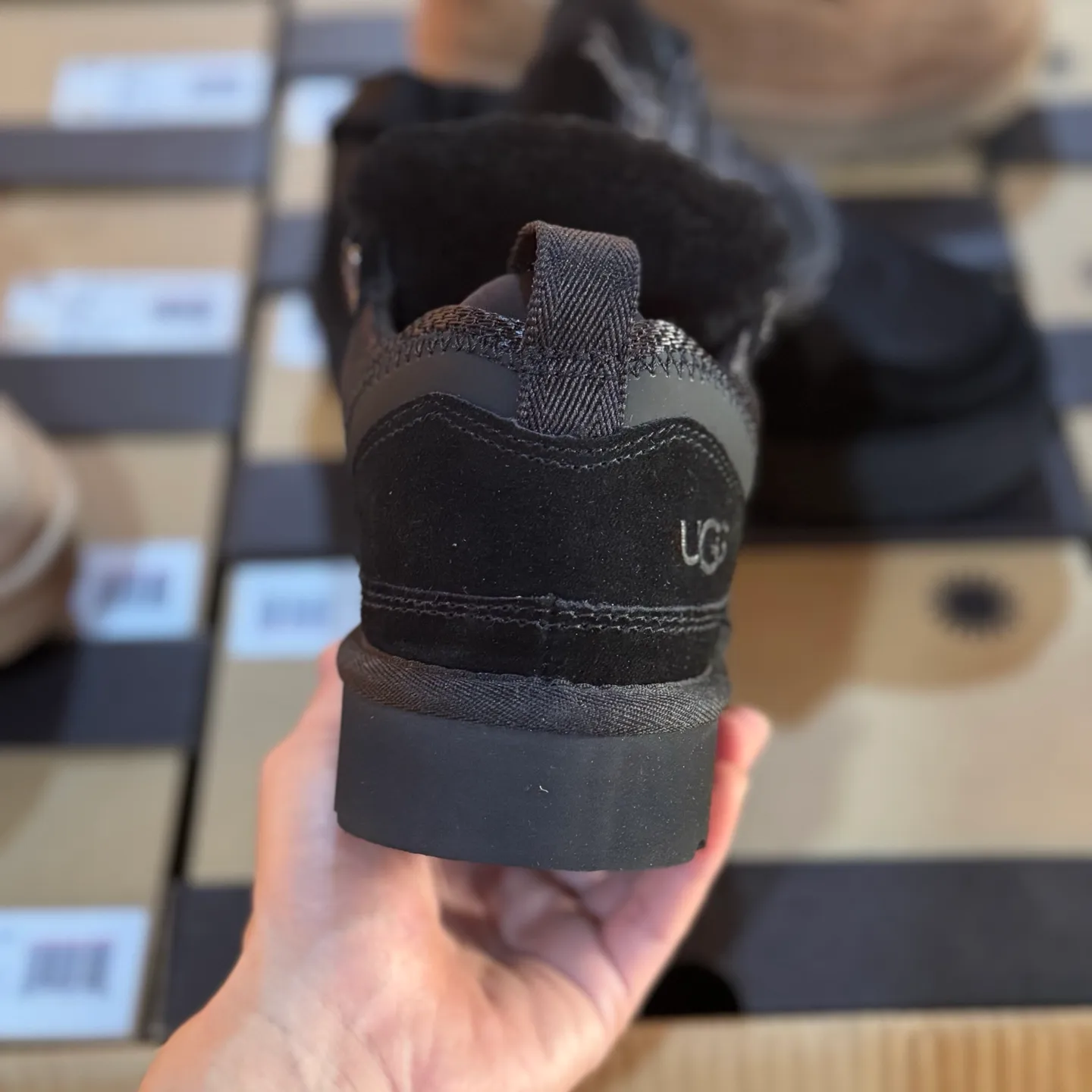 Local 💰600 Settlement in store 250 OEM grade 4032 Mel series Top workmanship level Super stable version ✔️ Good looks and texture online Suede leather + low-key logo look retro Classic two-color shoelaces can be worn as one shoe or two ✔️ So comfortable that you want to weld your feet on it Super light material + 5cm thick sole No tired feet after heightening Wool insoles are warm and breathable No stress on commuting and shopping all day long ✔️ I love the details: wide shoelaces for photos, sizes 34-40 are suitable for various foot types, slight stains can be wiped clean with a damp cloth, and the loose feeling in early autumn depends entirely on it. You can close your eyes and avoid stepping on thunder! 👟